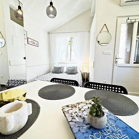 Studio Apartment Matoni Postira Bagian luar foto