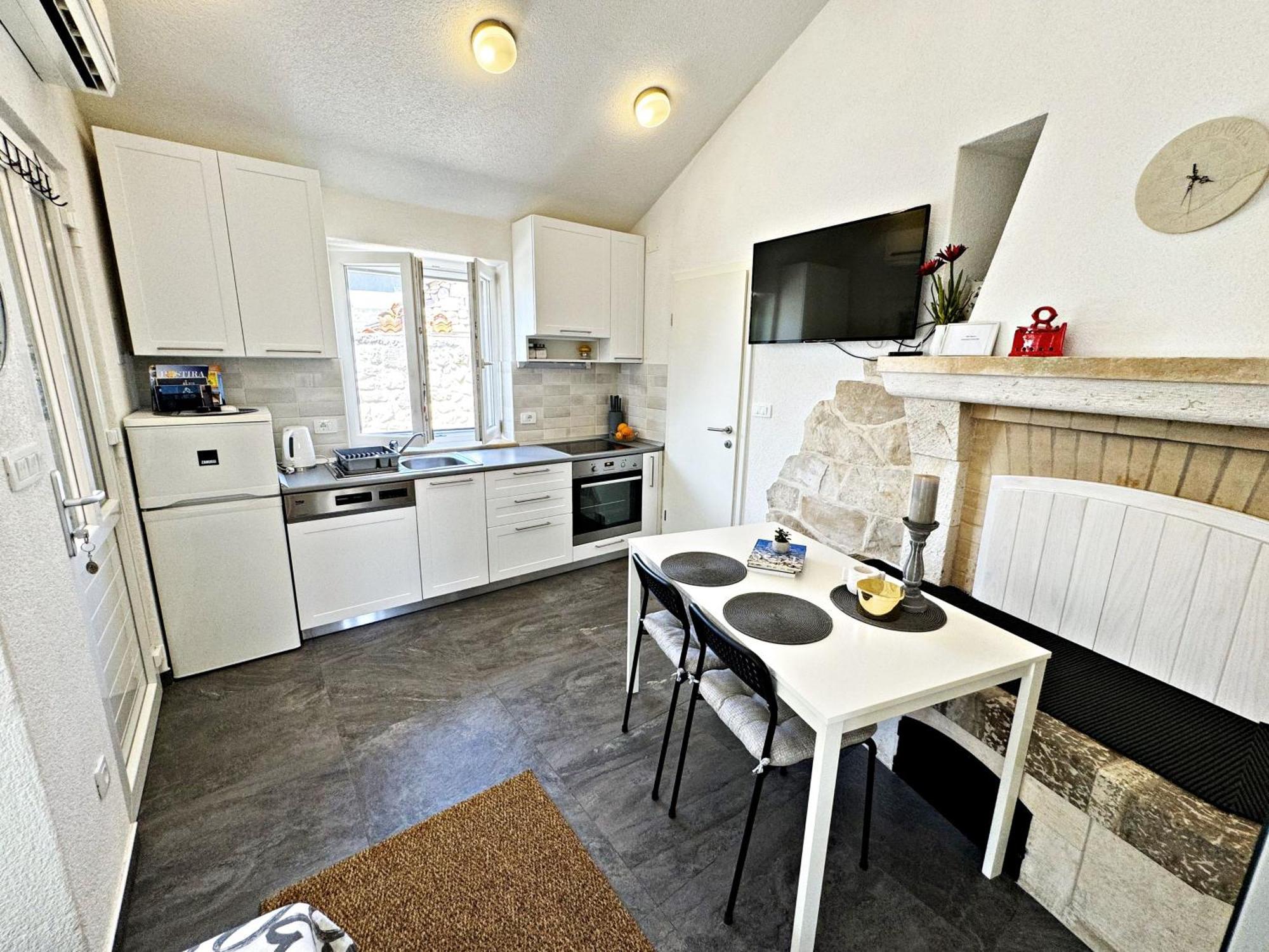 Studio Apartment Matoni Postira Bagian luar foto