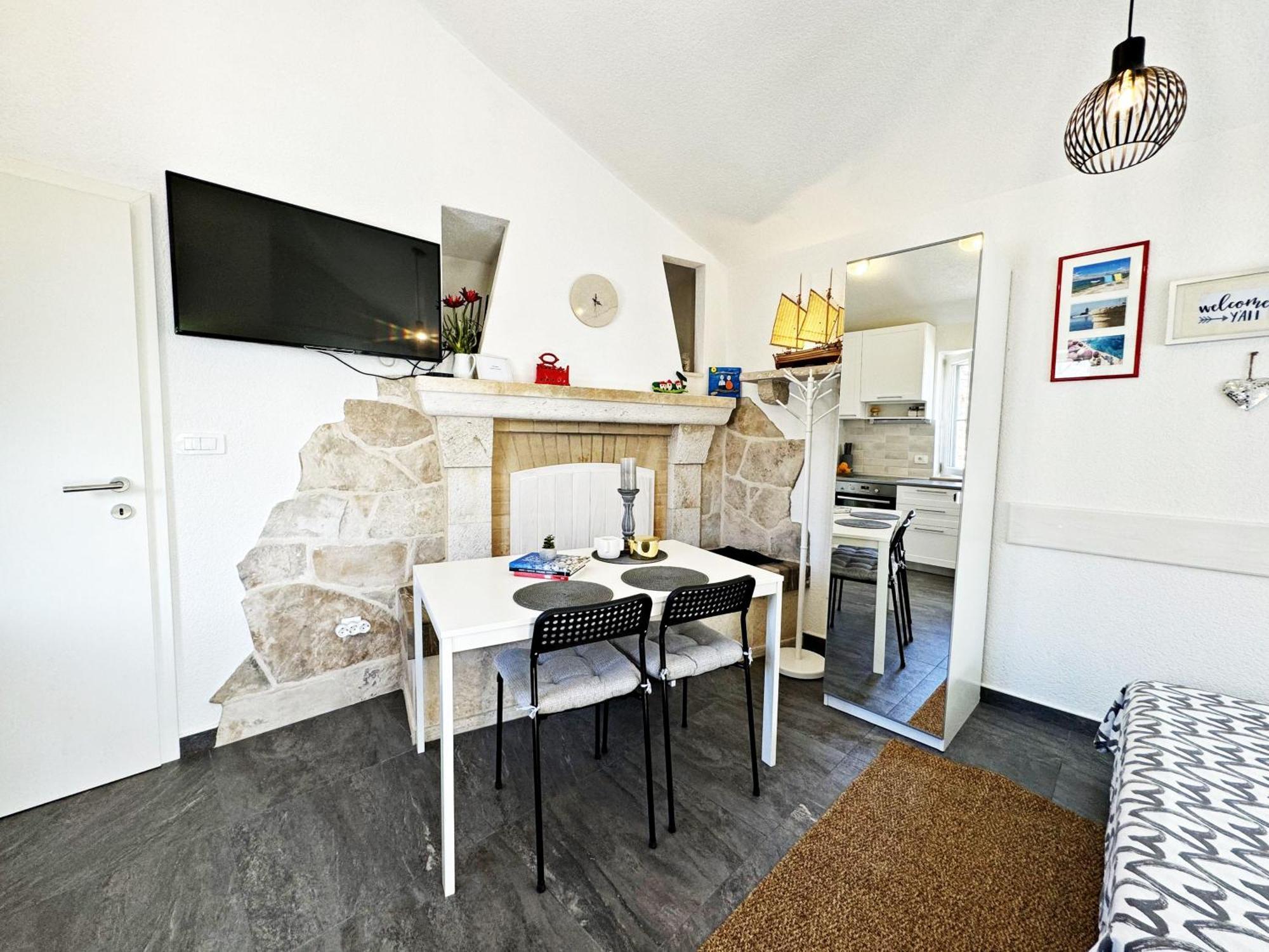 Studio Apartment Matoni Postira Bagian luar foto