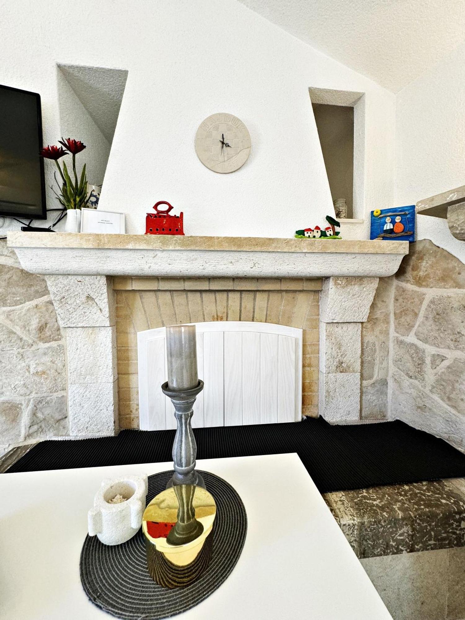 Studio Apartment Matoni Postira Bagian luar foto
