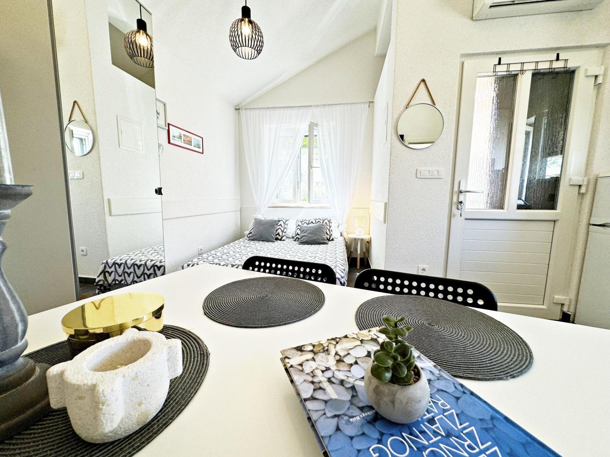 Studio Apartment Matoni Postira Bagian luar foto