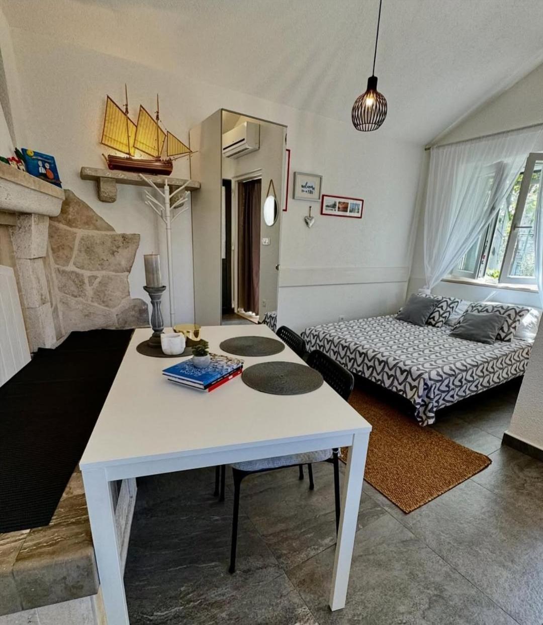 Studio Apartment Matoni Postira Bagian luar foto