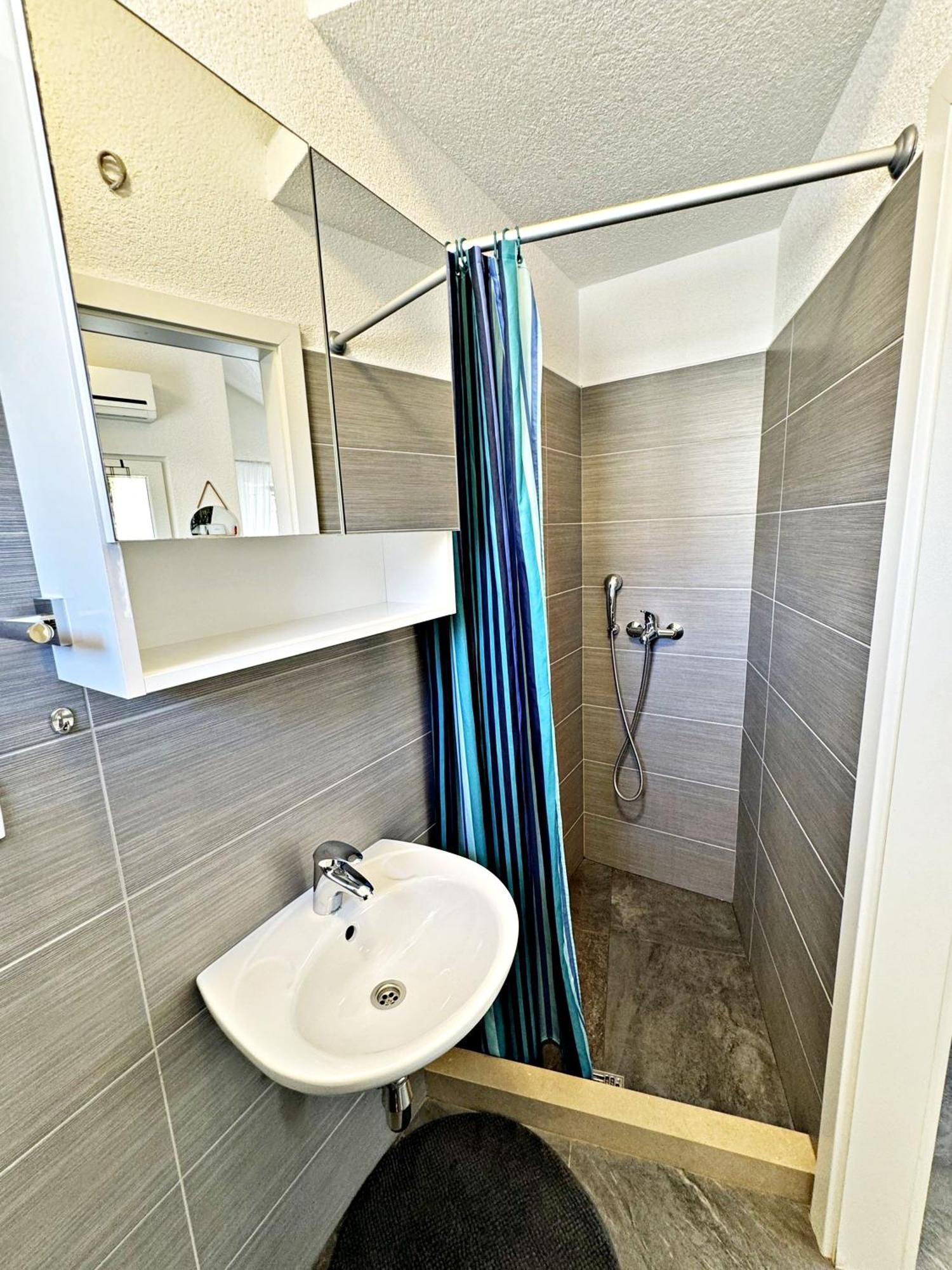 Studio Apartment Matoni Postira Bagian luar foto