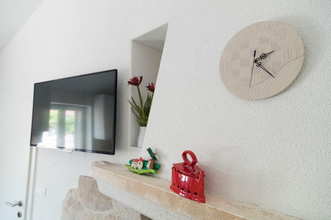 Studio Apartment Matoni Postira Bagian luar foto